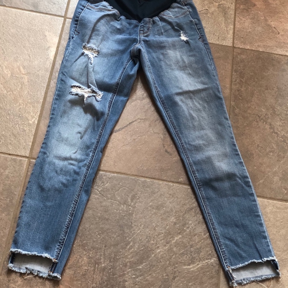 1822 Destroyed step-hem maternity jeans